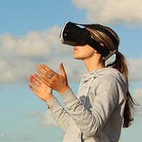 Inhaltsbild Blogbeitrag Frau mit VR-Brille